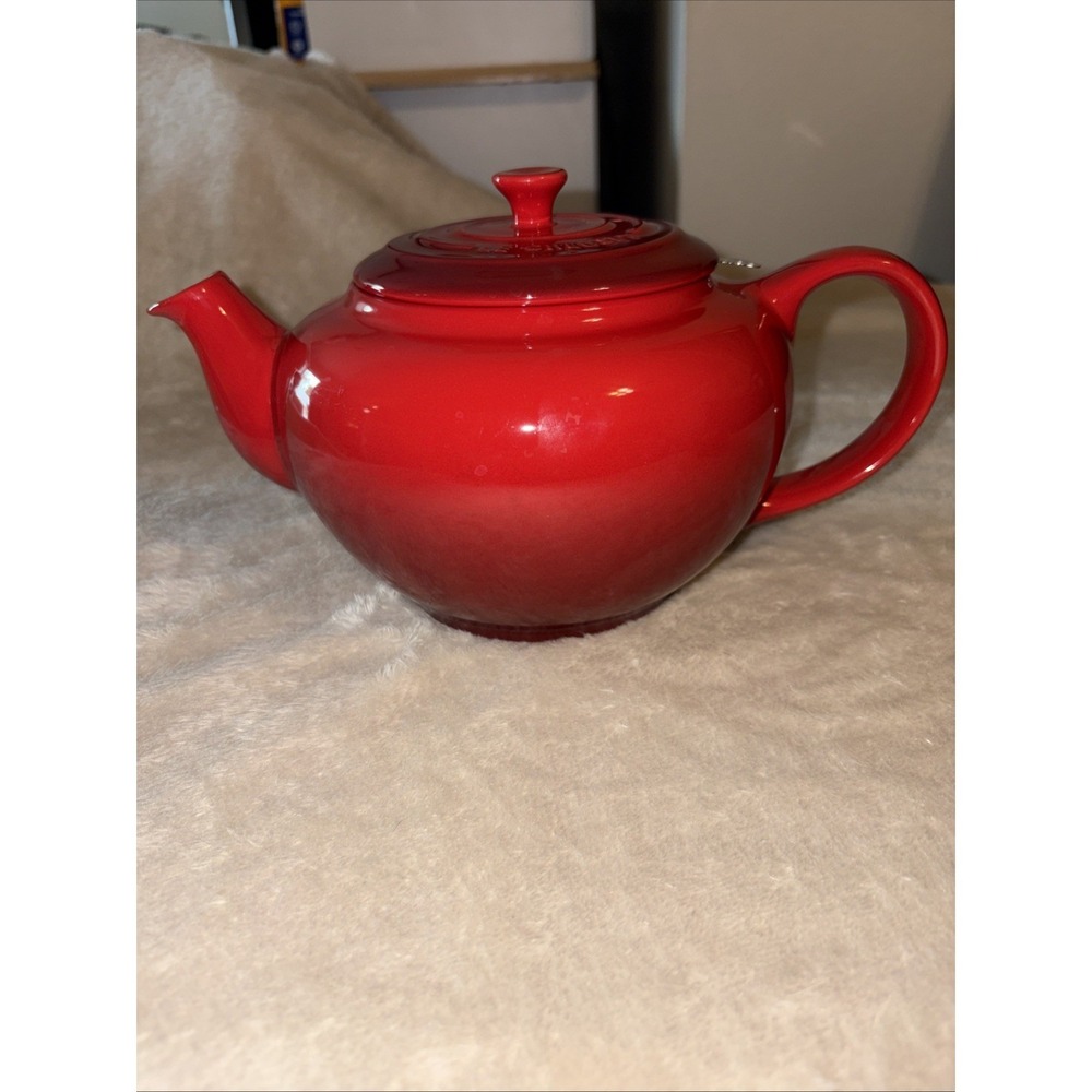 Le Creuset Large Teapot with Infuser 44 OZ (1.3L) Color: Cerise (Red) Ombré EUC